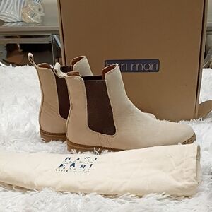 Hari Mari Sand Leather Chelsea Mid Boots Size 9
